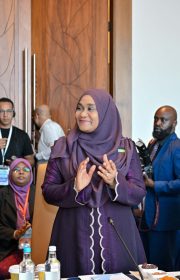 މެޑަމް ސާޖިދާ ޖަލްސާއެއްގައި | ފޮޓޯ: ރައީސް އޮފީސް