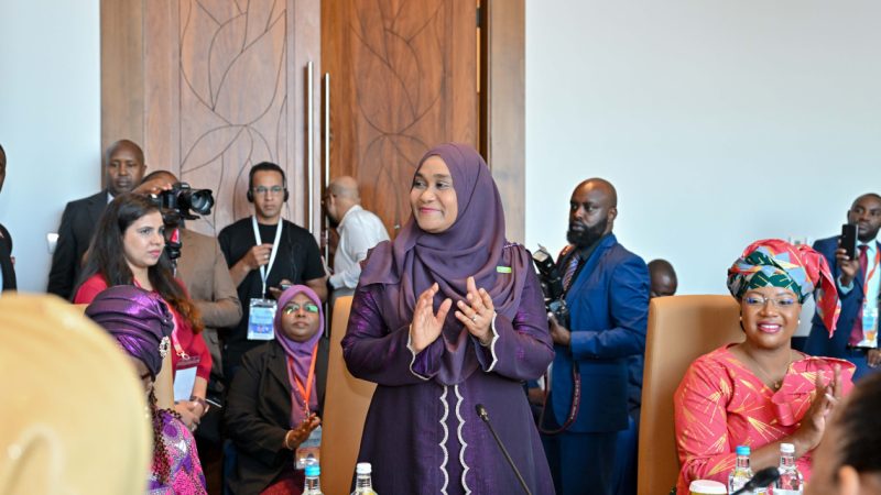 މެޑަމް ސާޖިދާ ޖަލްސާއެއްގައި | ފޮޓޯ: ރައީސް އޮފީސް