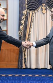 މެޑަމް ސާޖިދާ ޖަލްސާއެއްގައި | ފޮޓޯ: ރައީސް އޮފީސް