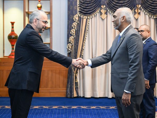 މެޑަމް ސާޖިދާ ޖަލްސާއެއްގައި | ފޮޓޯ: ރައީސް އޮފީސް